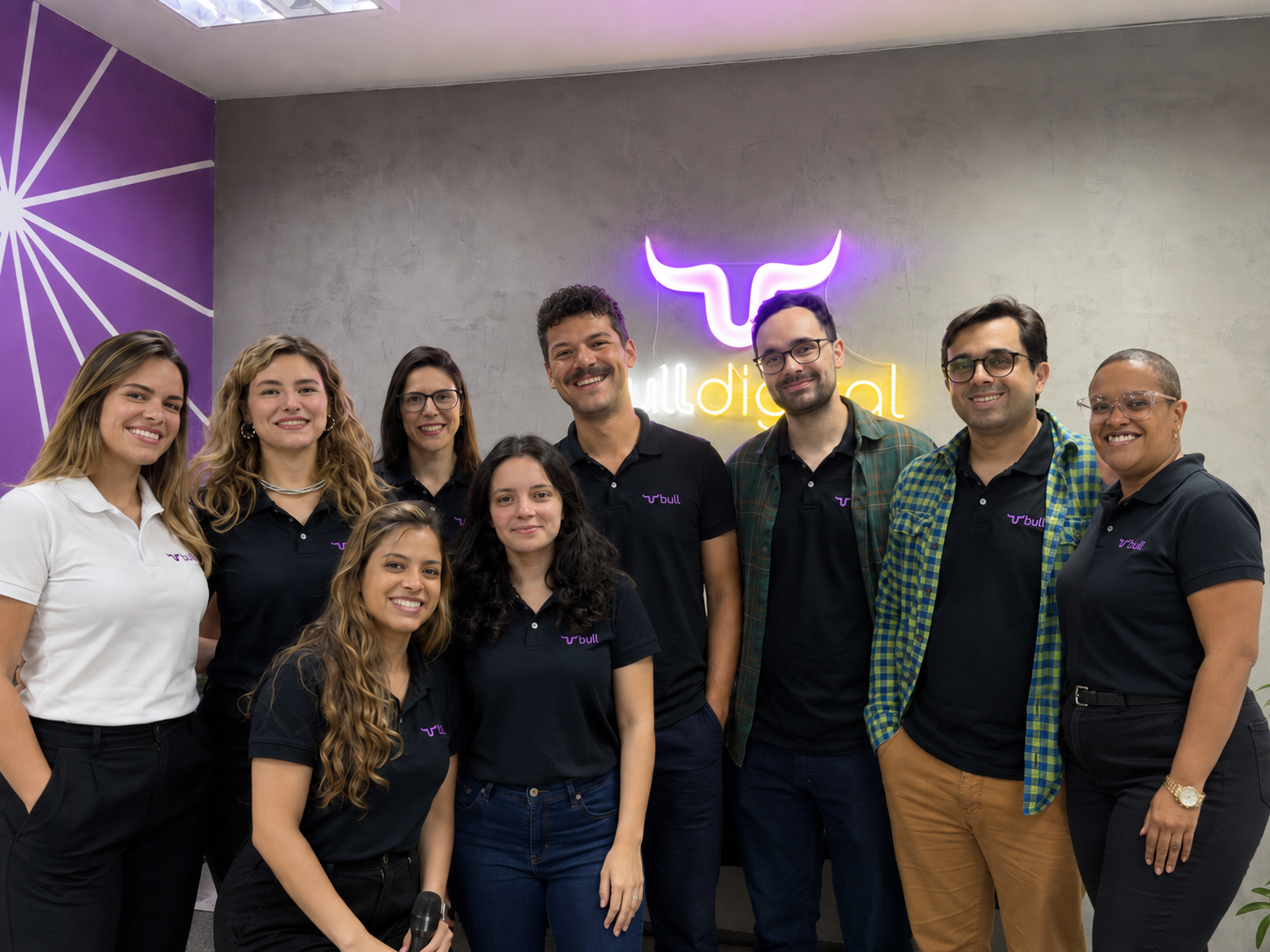 Time da Bull Digital reunido no escritório