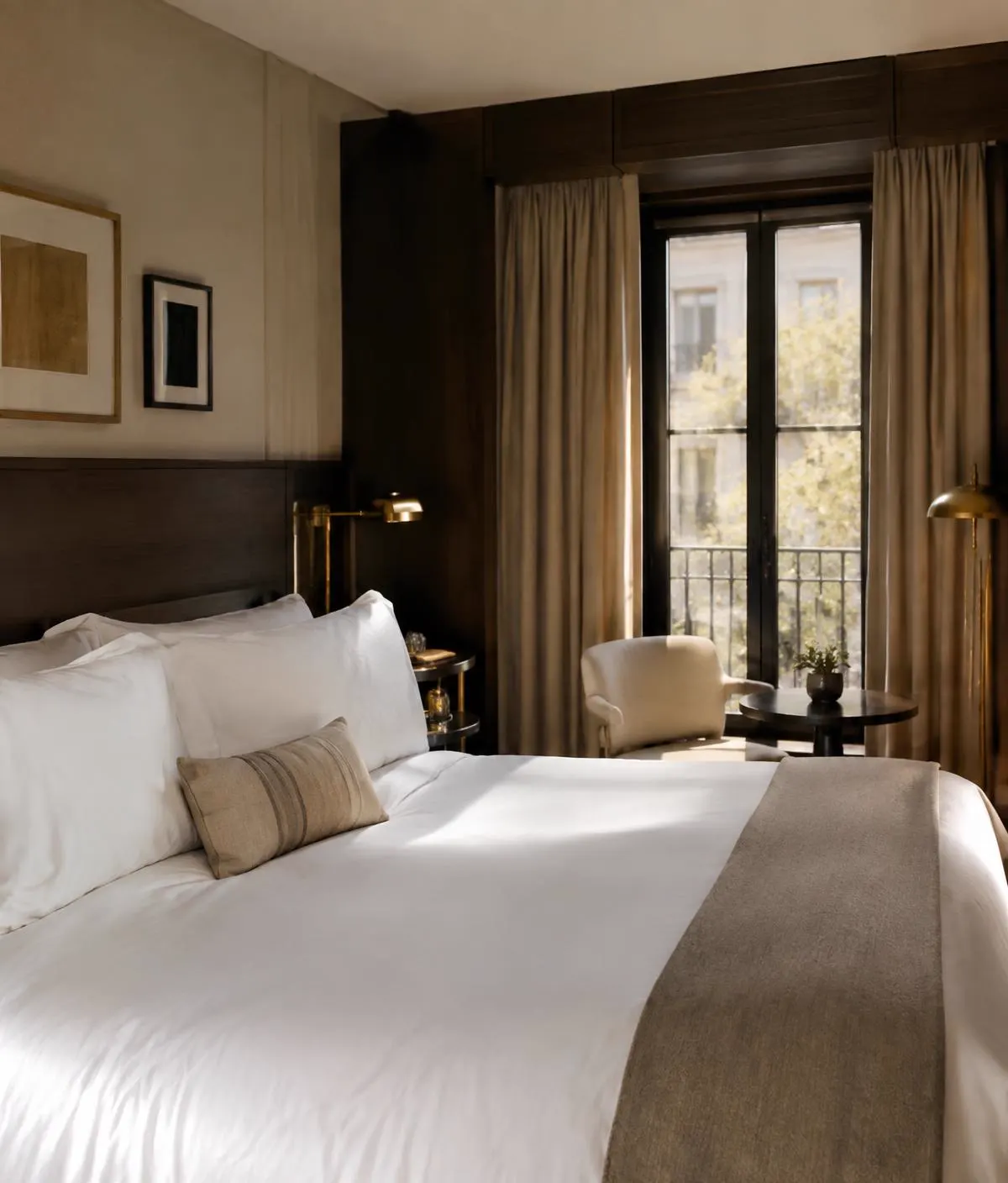 Suíte de hotel boutique com cama de linho branco e luz natural