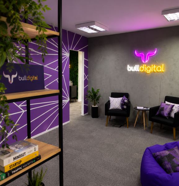 Escritório Bull Digital com iluminação roxa e ambiente moderno